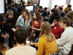 estudiantes y maestros discuten el certificado en una reunión en Liverpool, marzo de 2019