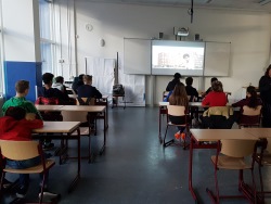 los estudiantes miran la película 